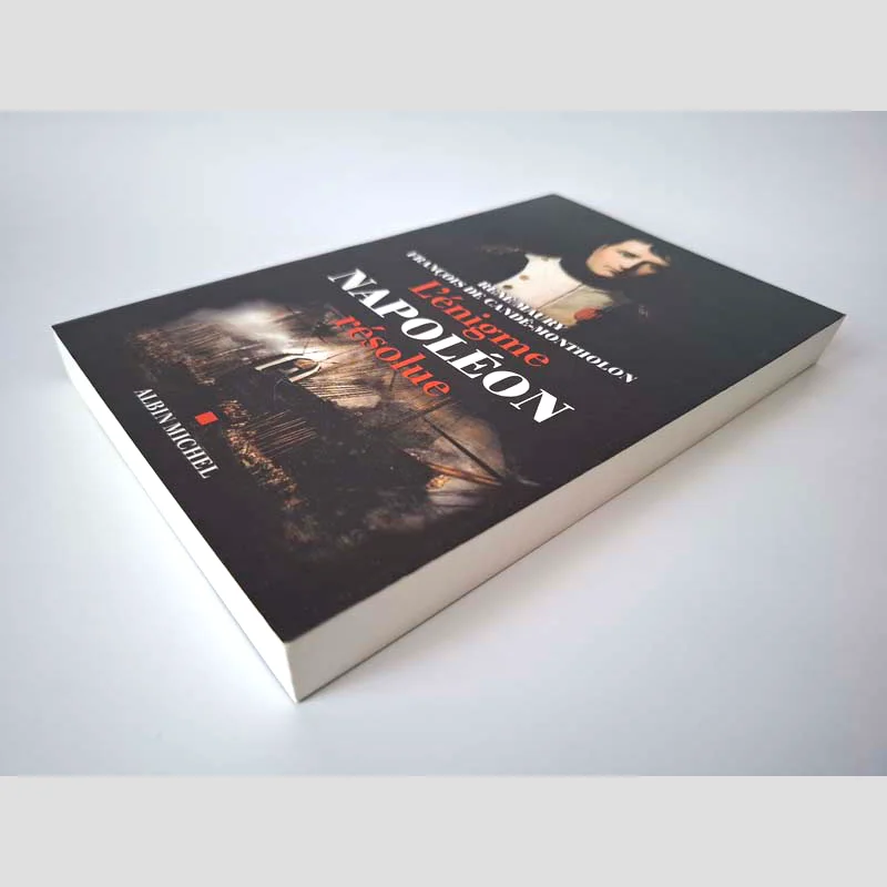 Vue de trois-quarts face de la couverture et de la tranche supérieure du livre L'énigme Napoléon résolue par René Maury et François de Candé-Montholon
