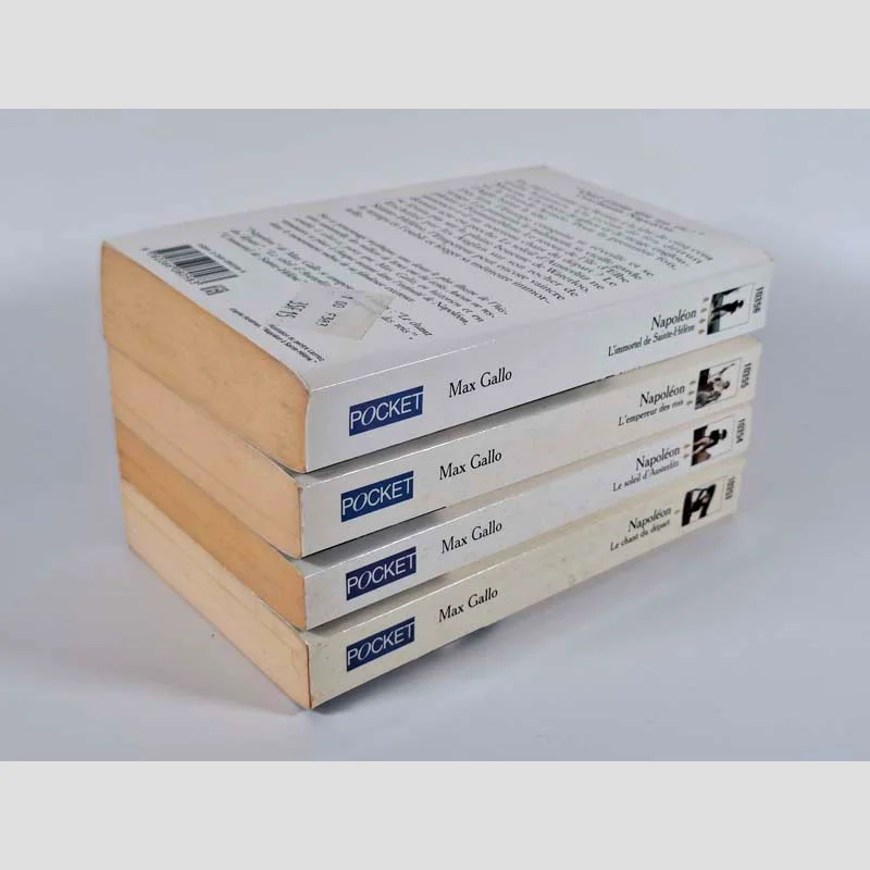 Vue de trois-quarts dos des quatre tomes du livre Napoléon de Max Gallo