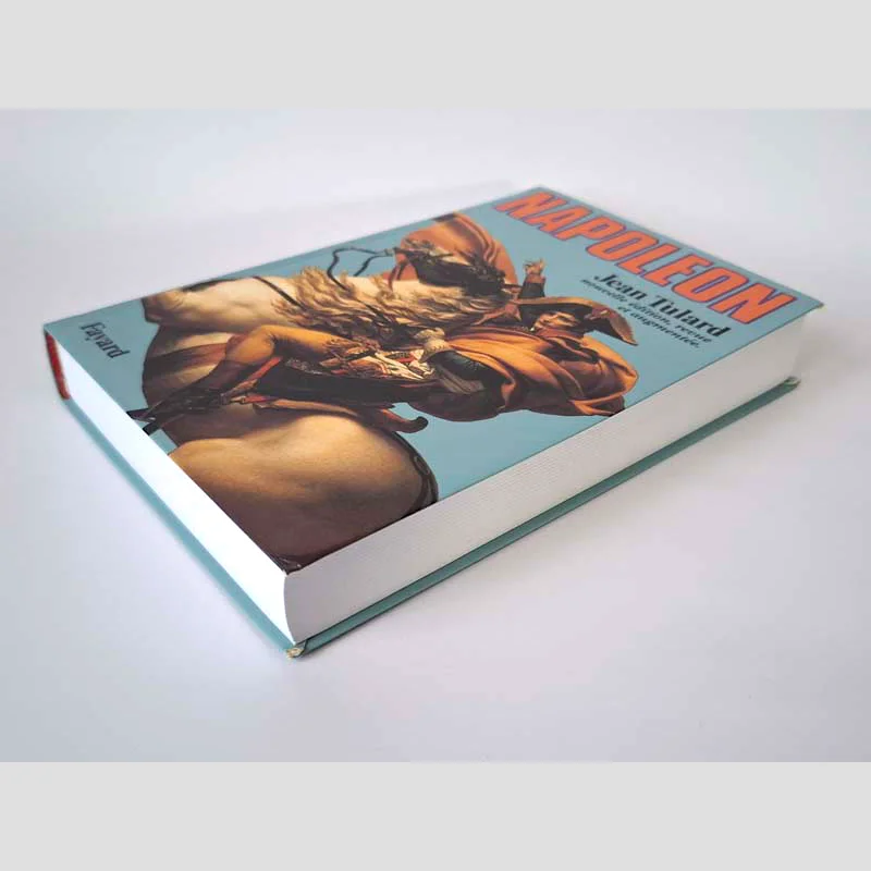 Vue de trois-quarts face de la couverture et de la tranche supérieure du livre Napoléon par Jean Tulard