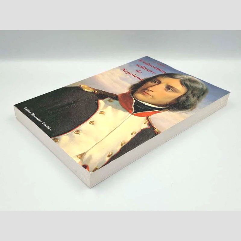 Vue de trois-quarts du livre L'éducation militaire de Napoléon